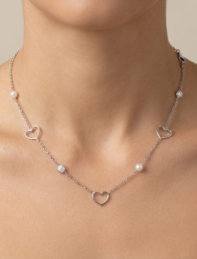 Collana con perle e cuori in argento rodiato