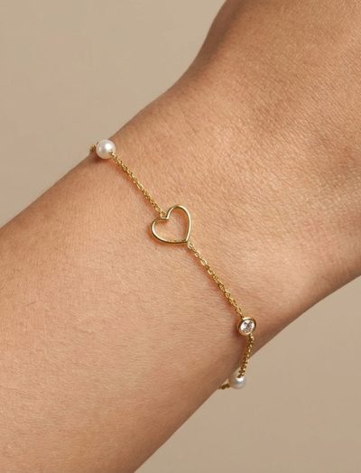 Bracciale a catena in argento placcato oro con perle, cuori e zirconi